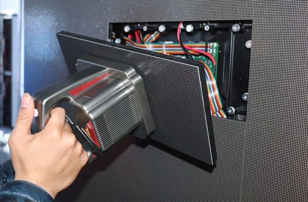 P2.5 Vnútorná magnetická predná servisná video LED obrazovka s rozlíšením 640 x 480 tlakovým liatím